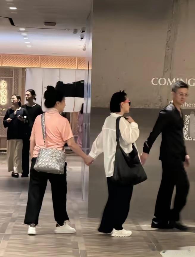 小S两口子带着S妈去香港玩，一家人的状态都超好，许雅钧身形挺拔穿着帅气走在最
