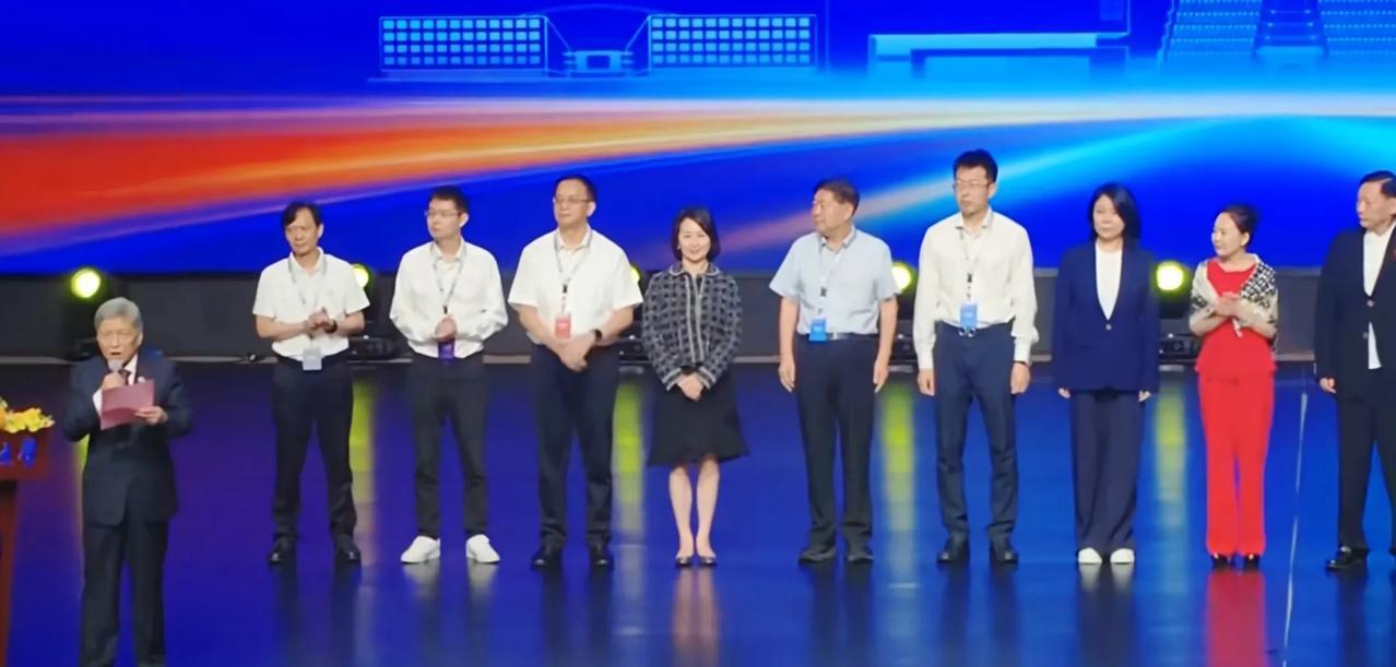 福耀大讲堂这次是真的“王炸”组合！福耀科技大学领导班子一亮相，那叫一个耀眼，尤其