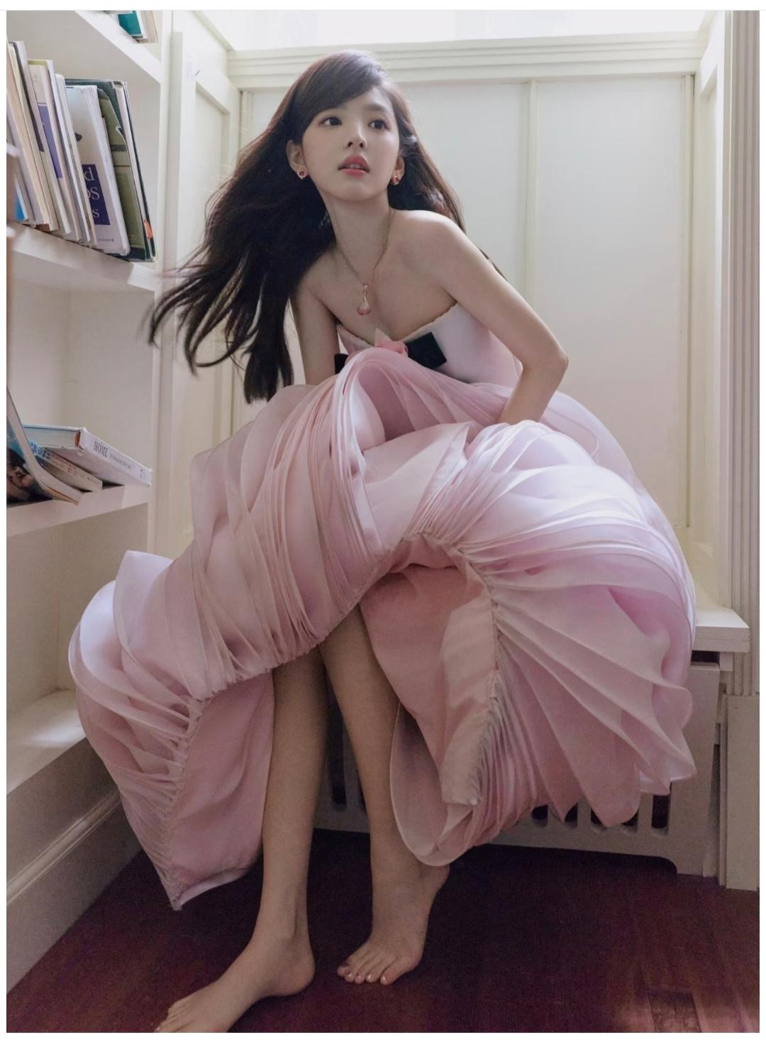 章若楠，裙子美爆了。