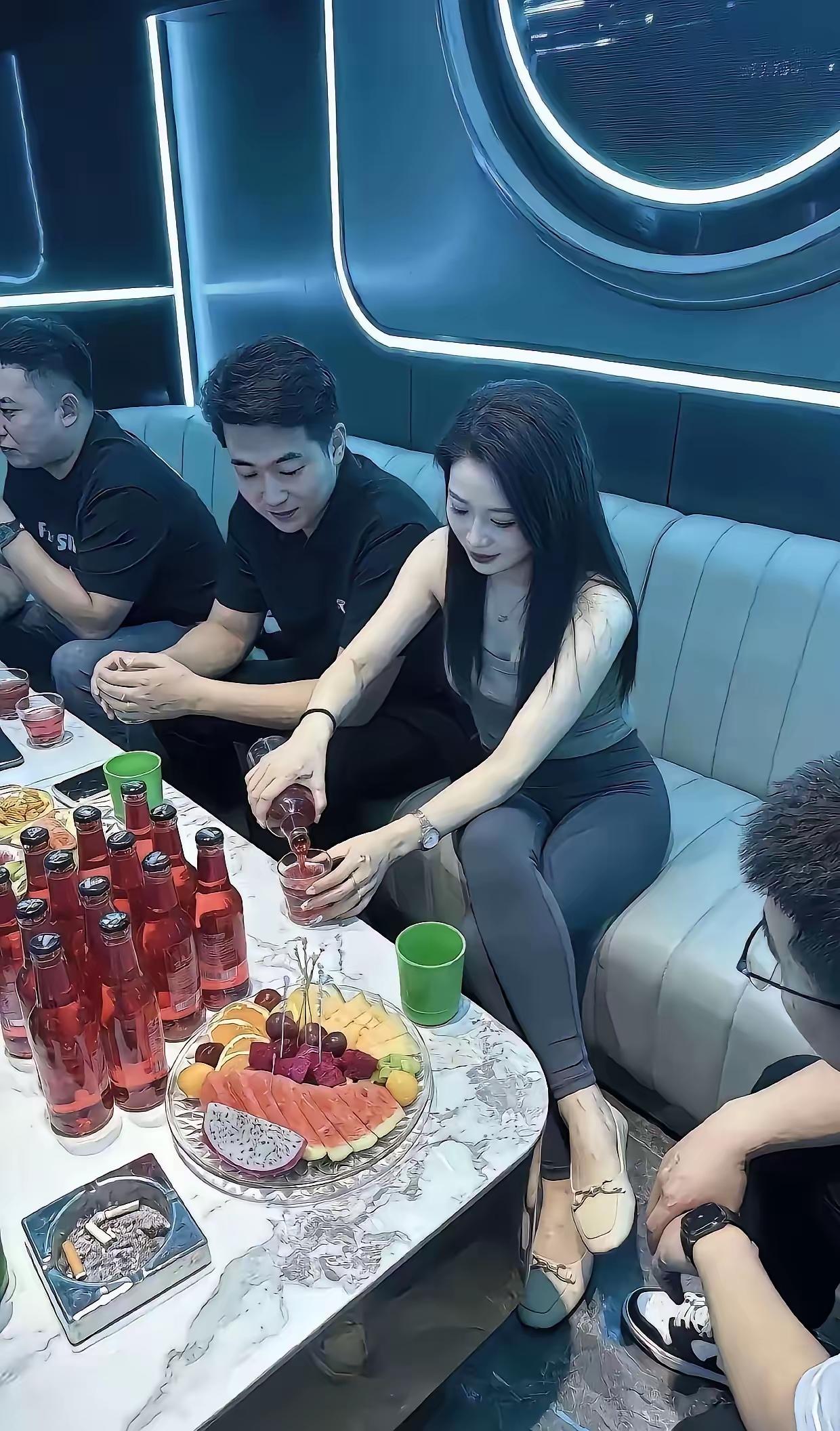 如果这四个人之中只有一个人是领导，大家觉得是图中哪一个？我觉得肯定是这个女的，