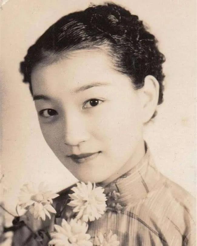 [点赞]1965年，陆小曼在昏睡中，拔掉了自己的氧气管。她微微睁开双眼，对赵清