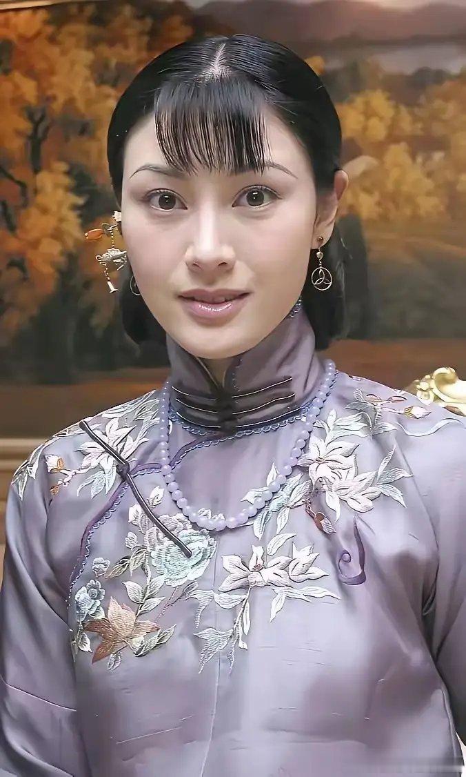 李嘉欣真不上相，她有很多造型都不太好看。听说她本人超美的，号称香港第一美女。​