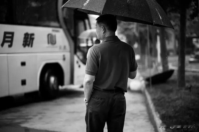 36岁的高三教师吴立峰在讲台上突然离世，把中年群体“高压、高载、高敏”的生存真相