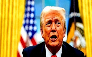 英媒：美国陷入癫狂，世界向中国倾斜，2025年特朗普贸易战玩脱了，中国稀土禁运直