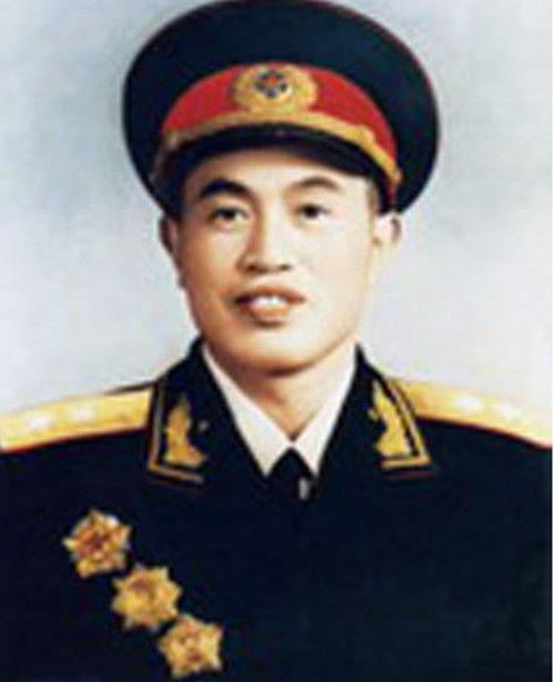 一天，兰州军区司令员皮定均赴基层视察，途经一村庄时，意外发现路边有数名赤身裸体的