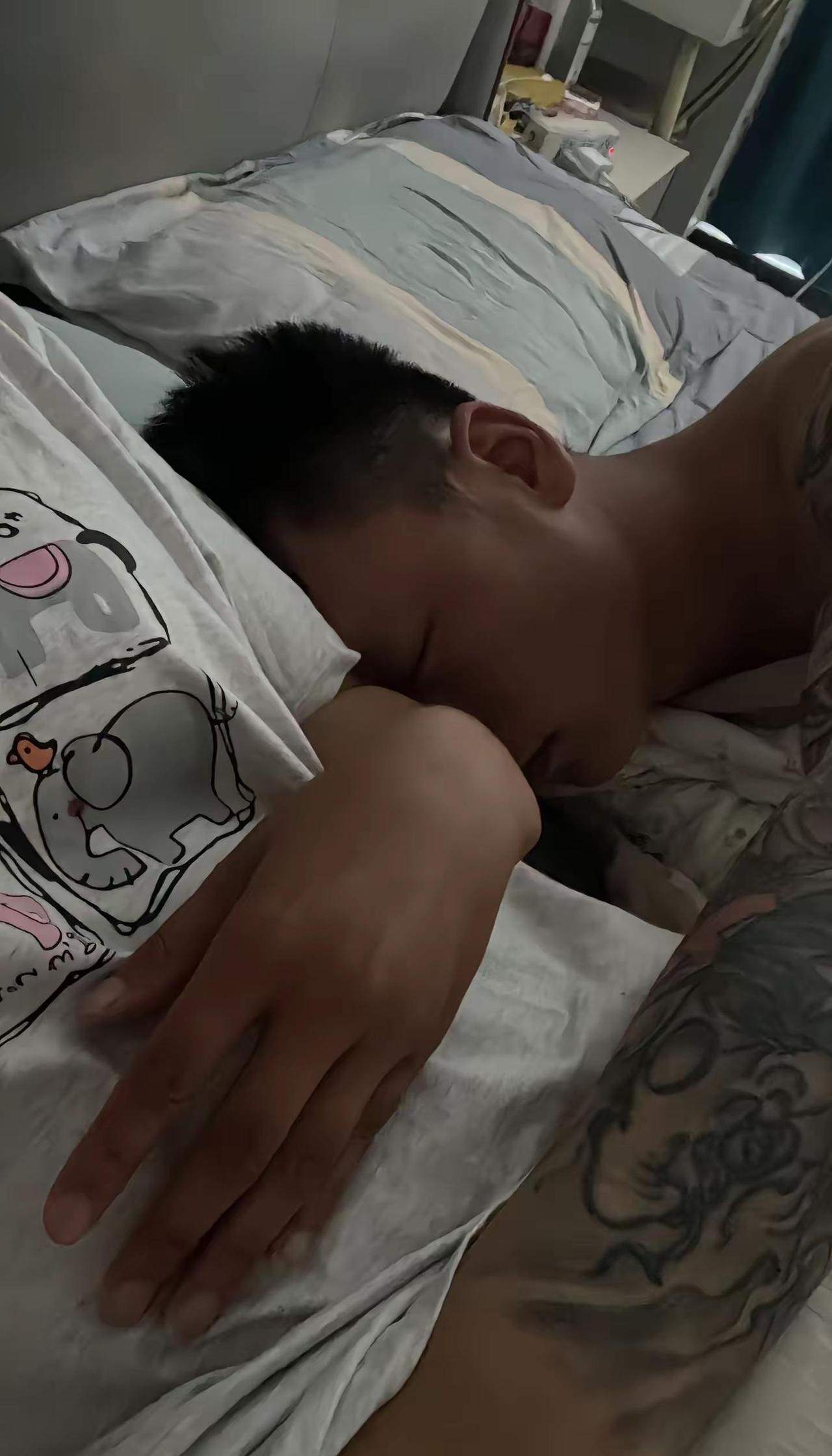 好久没和老公一起睡了，昨晚睡在一起，我和老公结婚14年我们已经分房睡了八年。昨晚
