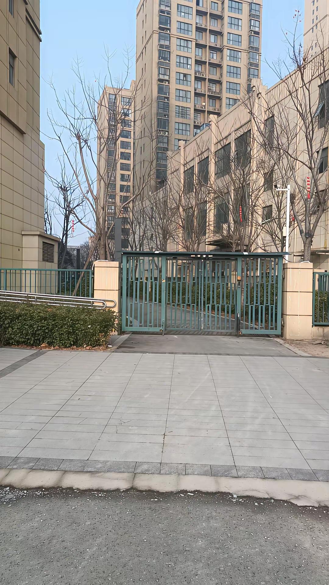 以前没买房子，赚钱赶不上房子涨价的速度。现在买了房子了，赚钱又赶不上房子下