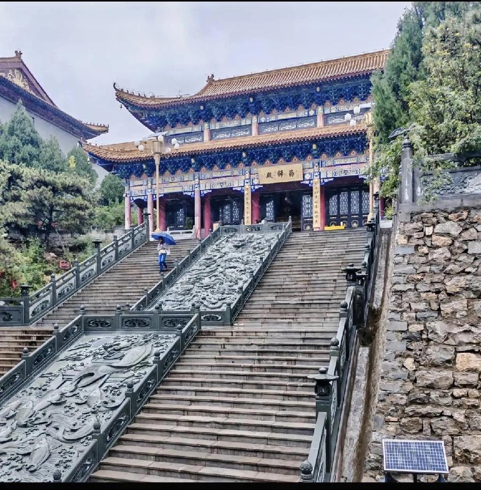 这是义净寺的建筑景观位于山东济南张夏火车站东山。​是大唐三藏法师义净出