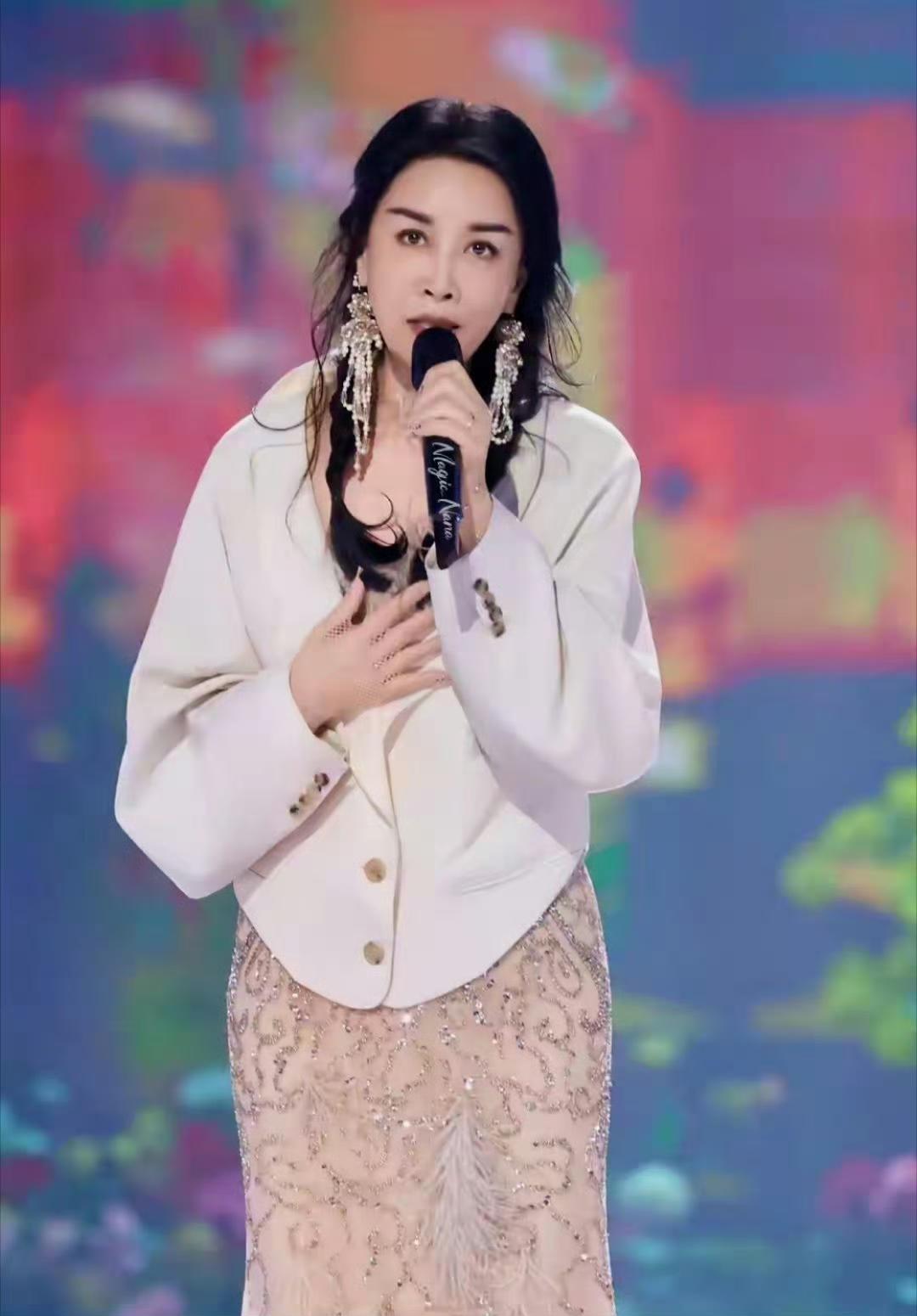 💖那英又美出新高度！新造型优雅又灵动，这状态我慕了！蓬松卷发搭配仙气耳饰