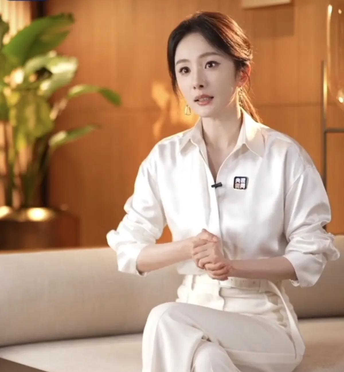 杨幂在看待这个圈子和这个世界，我觉得她是最清醒的，智商极高的女人，当年高考600