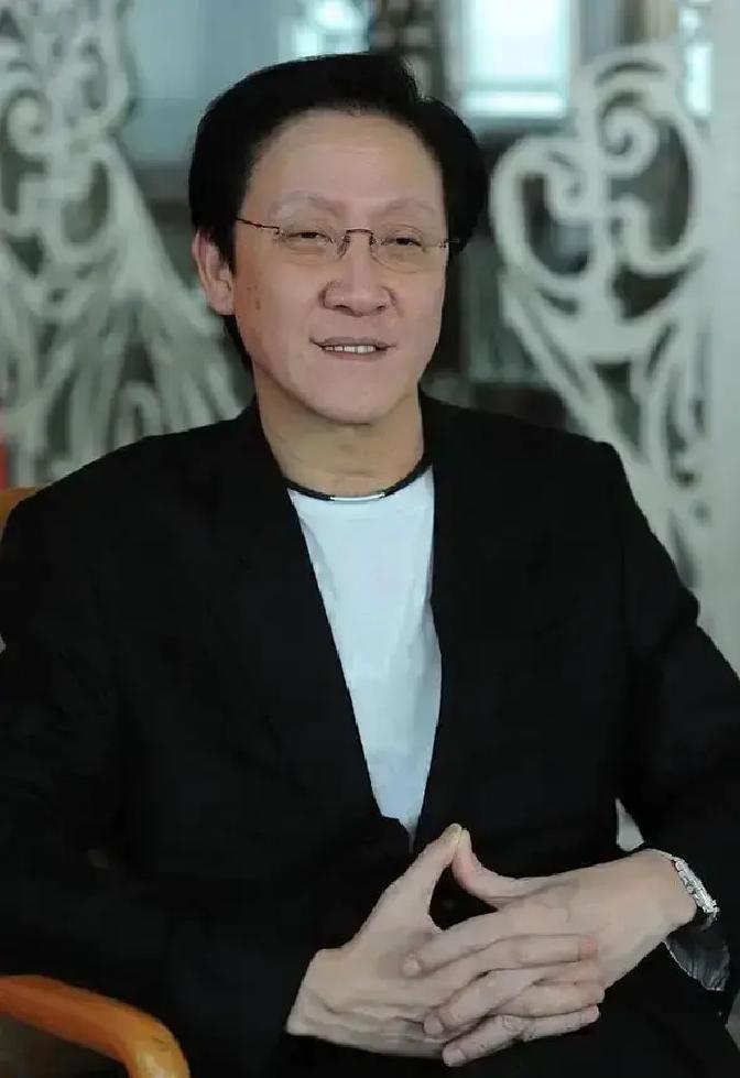 演员王晶说：“向华胜这个人，从小练功，功夫特别好。他跟向华强不一样，华强很少打架，他倒经常打。他跟我
