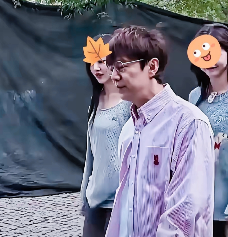 为什么49岁的何炅法令纹上热搜，却没人骂他“老了”？真相让人破防。