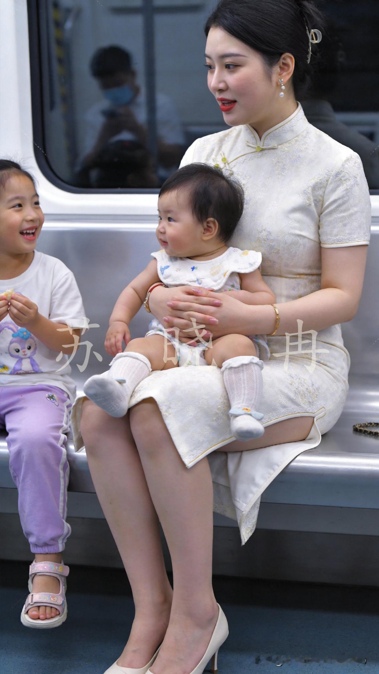 少不经事，世路多艰，幸而逢君，得遇良眷。一见倾心，共结尘缘，未几成婚，连育双囡。