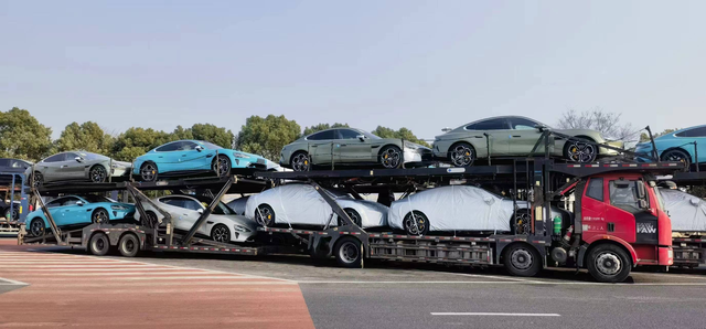 小米SU7真车实拍服务区网友实拍，内饰布局中规中矩，摆臂用料看着不错，用上了铝