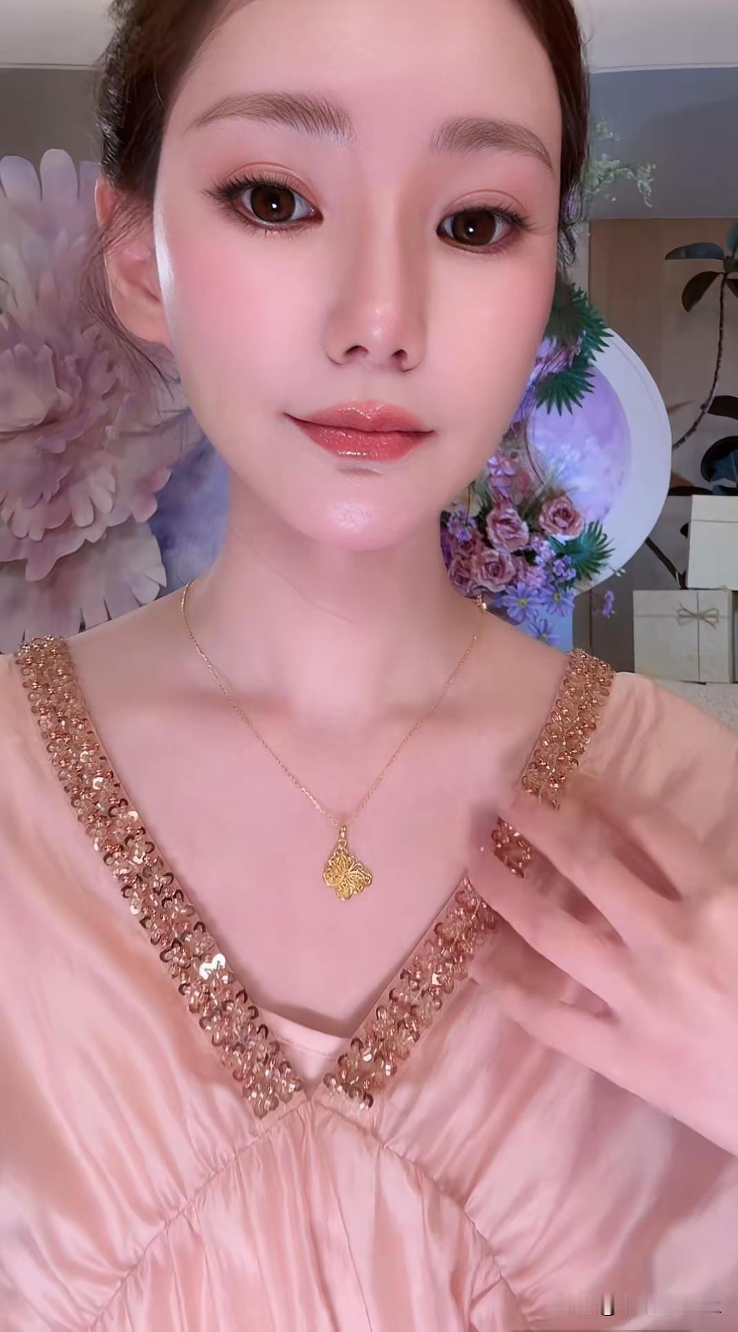 直播间网友暖心叮嘱照顾玥儿霖霖，马筱梅一番回应尽显通透格局马筱梅直播期间，