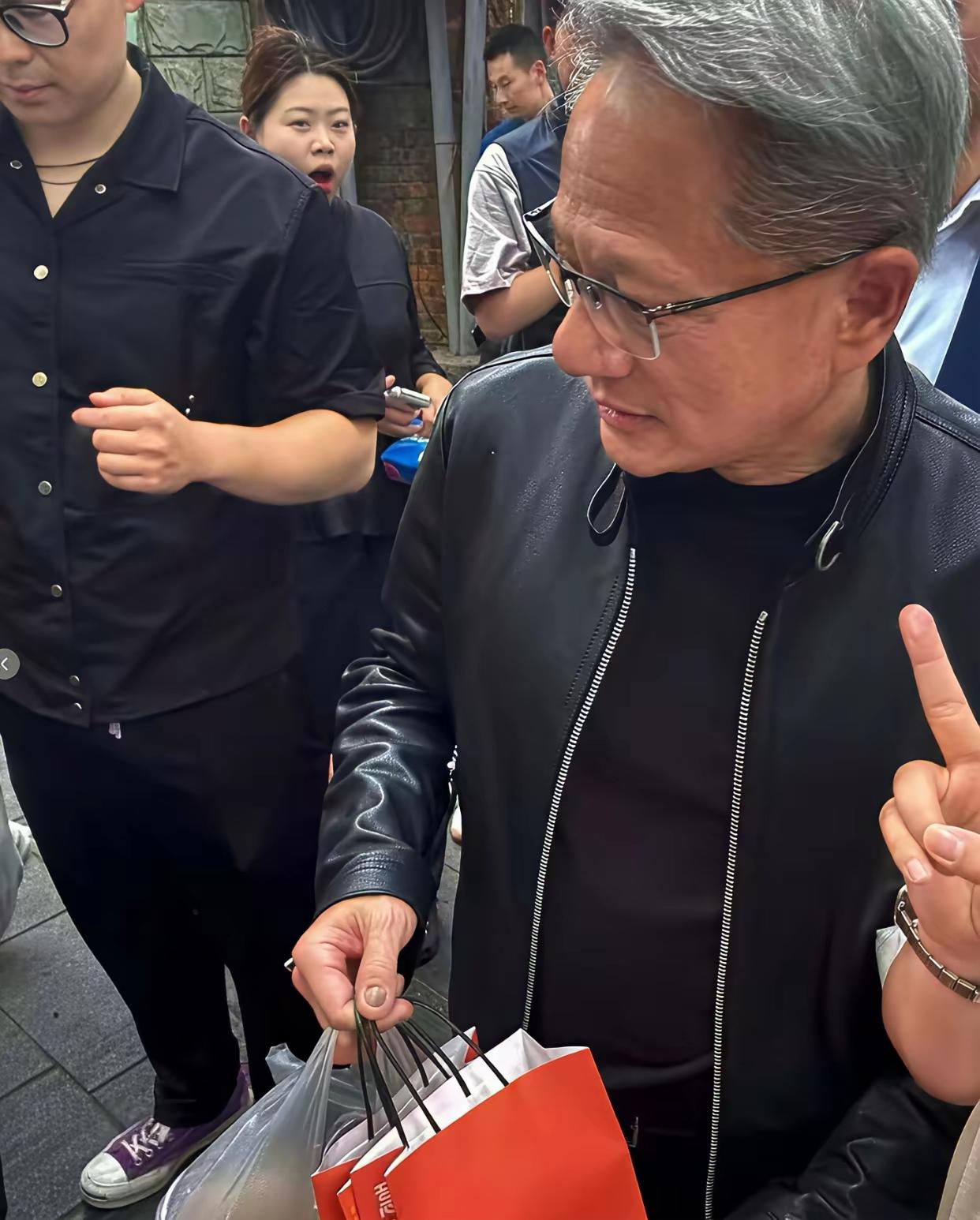 老黄来中国一是推销芯片，还有一个更重要的事，就是找中医治疗一下他的……