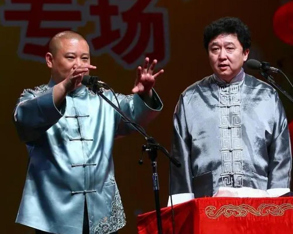 台上的一句玩笑话，到底能毁掉一个人多深？回到十几年前的小剧场，老郭在台上甩出一个