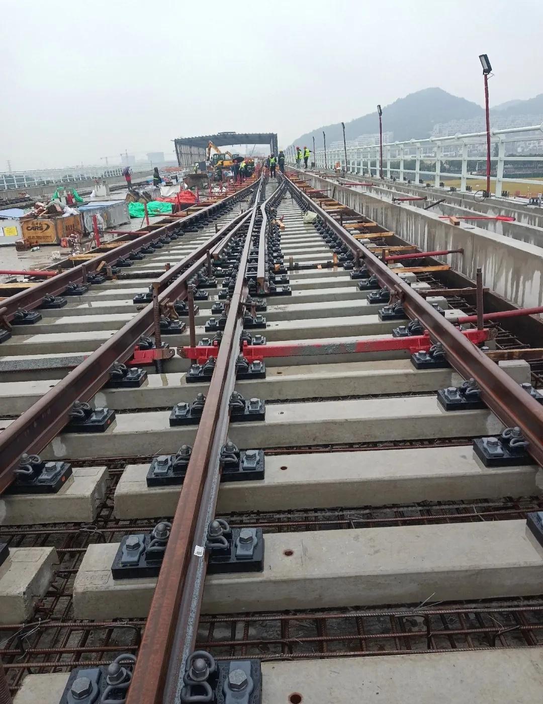 宁波12号线横溪站段铺轨进行中宁波地铁