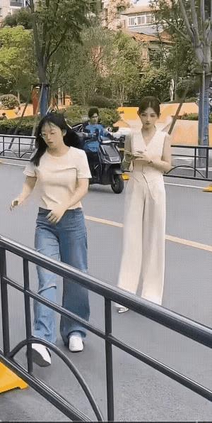 你们这是现代版的五十步笑百步啊！