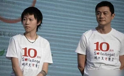 最近窦靖童在伦敦开演唱会，她妹妹李嫣去现场看她。演出中间窦靖童突然说今天是妹妹生