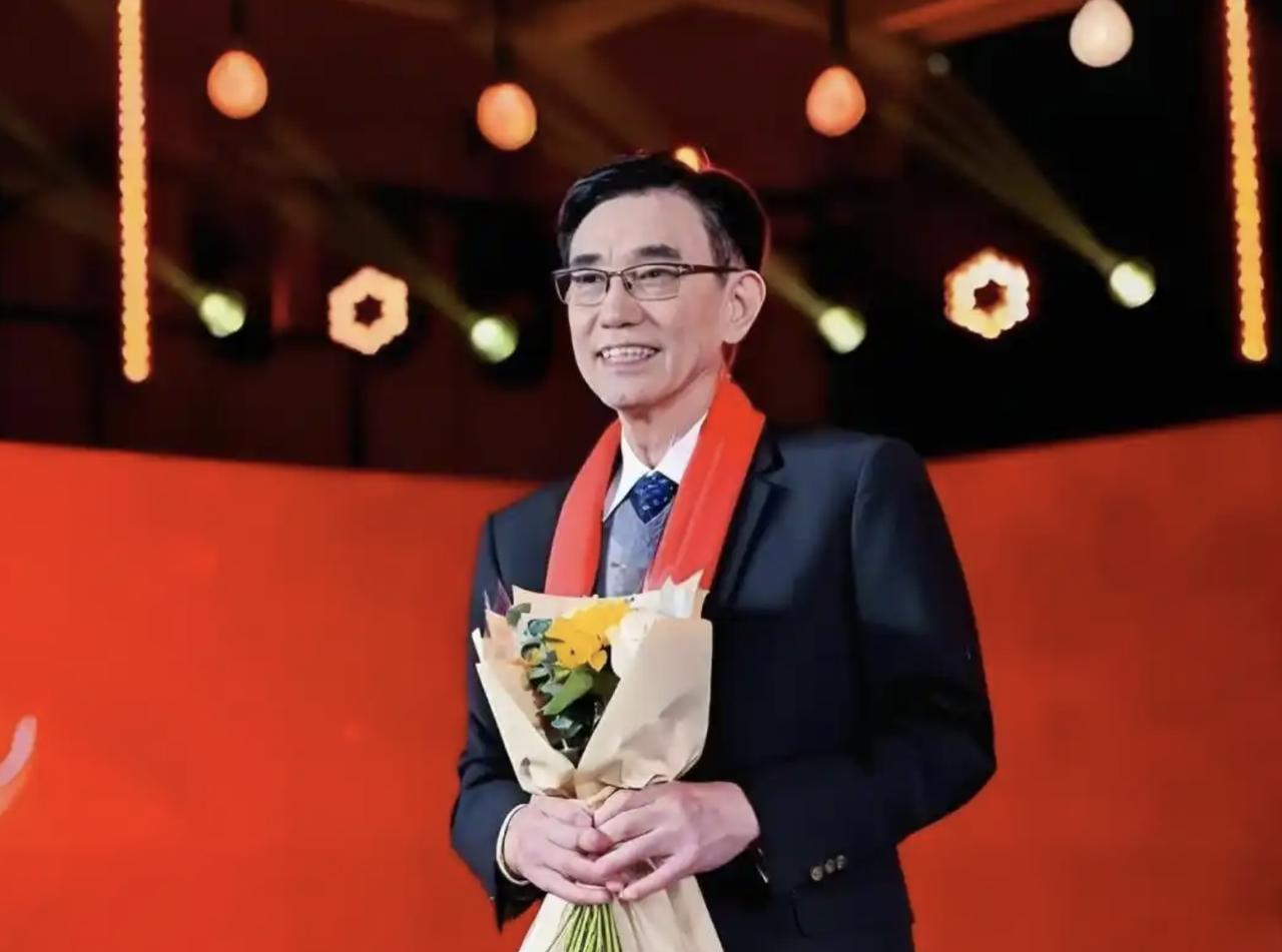 宁愿交1亿退籍费，不惧美国的阻挠和压力，中国刻蚀机之父尹志尧恢复中国籍，将带领中