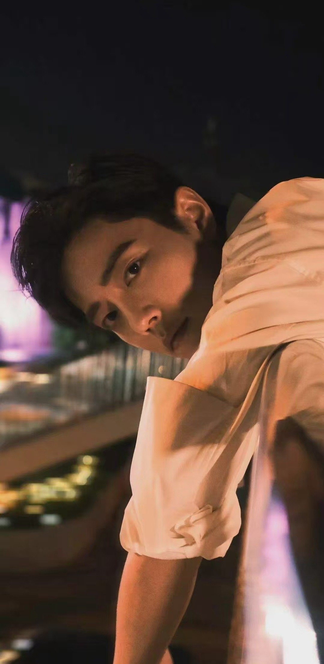 肖战先暖带动后暖要论过冬穿搭的行动力，还得看肖战！单衣到羽绒服仅用四天，站得笔