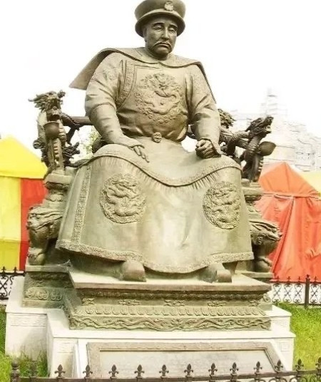 1.努尔哈赤：战争死亡，68岁2.皇太极：积劳成疾而亡，52岁3.顺治