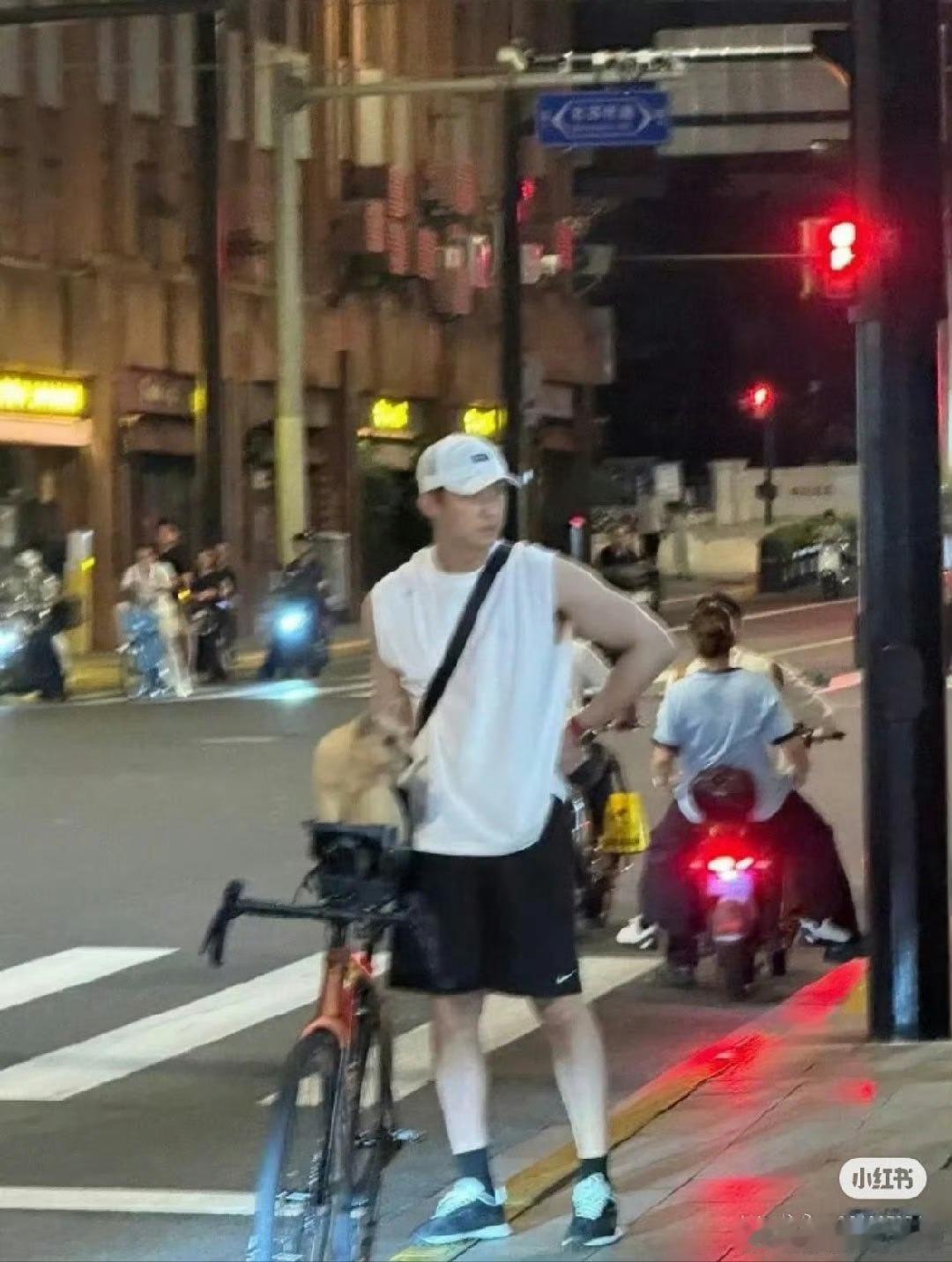 自己平时都是这种宽松浅色配深色，有时候是白色内搭，黑色马甲，有时候鞋子色彩很跳跃