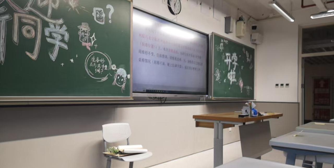 小孩在龙华高级中学就读，但是属于走读生。就是不住学校宿舍，每天早上去学校，晚上晚