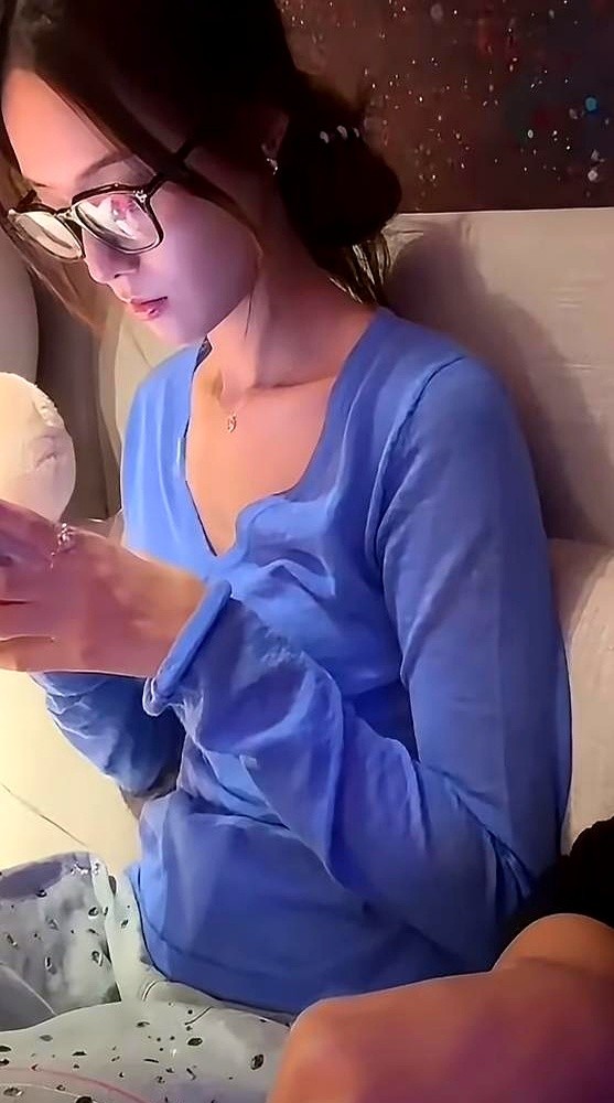 “你戴眼镜的样子，是我的最爱！”黄子韬对着镜头突然来了这么一句。徐艺洋被逗乐了，撇撇嘴打趣说，戴上这