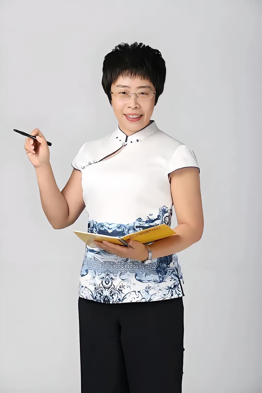 于丹跌落神坛了。蒙曼华丽登场了。下一个跌落神坛的，一定是蒙曼。当学人变身为