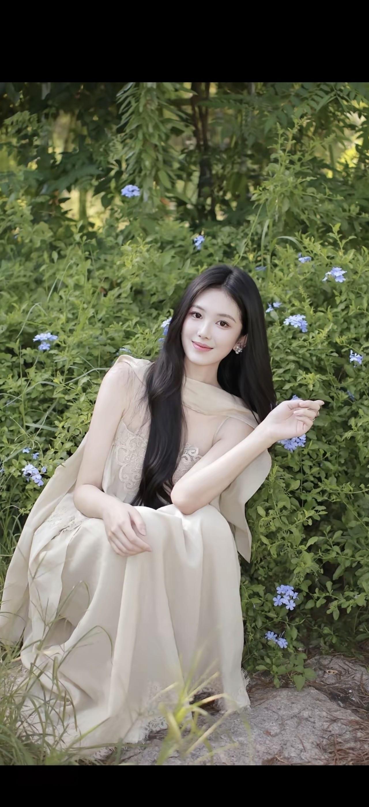 花间美人坐，笑语入诗行。