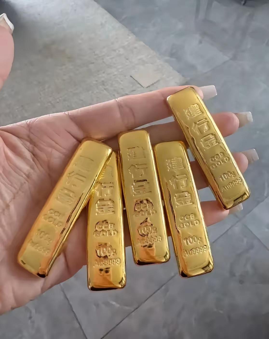 手里有黄金的人，现在估计腿都要拍肿了，白天金价1060元，持续暴跌到了现在的10