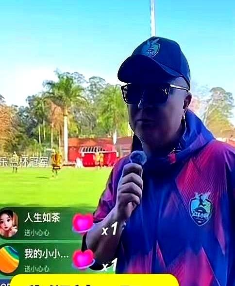 “要么换比赛服，要么别踢！”董路在巴西，对着圣保罗青训队直接撂下狠话。对方想