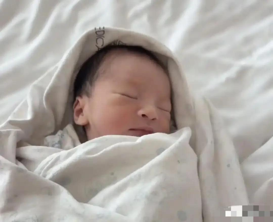 果然还是宝妈更懂小孩，我问我刚生完孩子的妹妹：马筱梅的孩子怎么看着这么大，皮肤