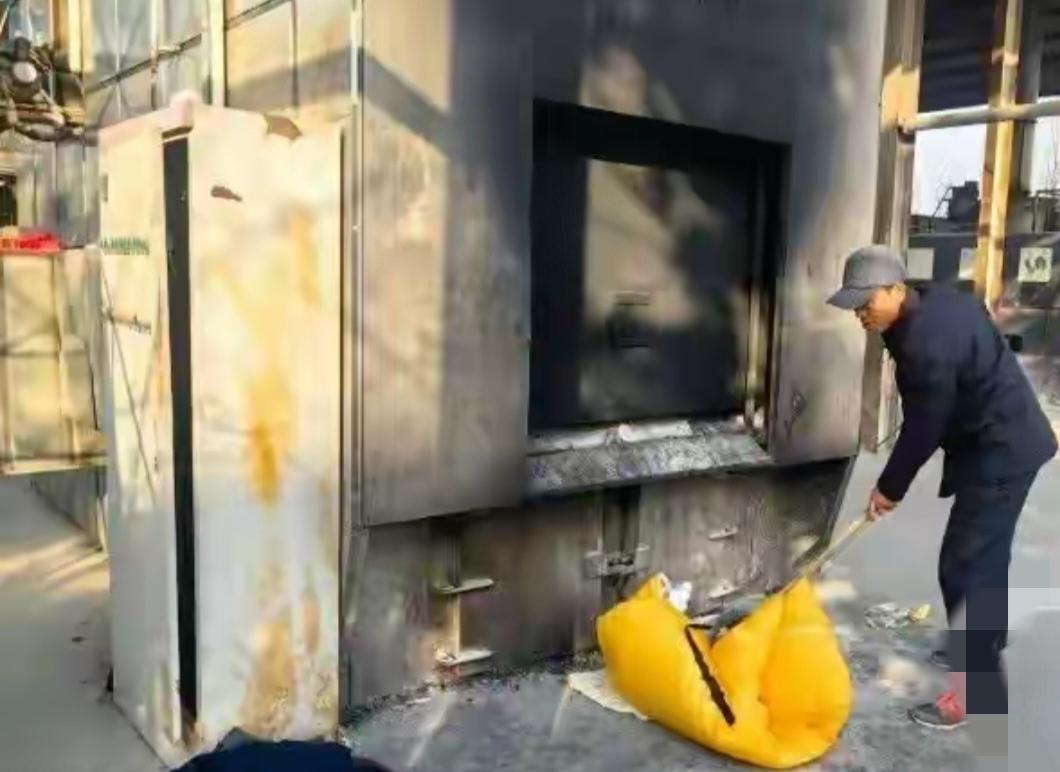 41万元存款单藏于逝者贴身被子夹层，险些随火化炉火化为灰烬。界首市殡仪馆物业员工