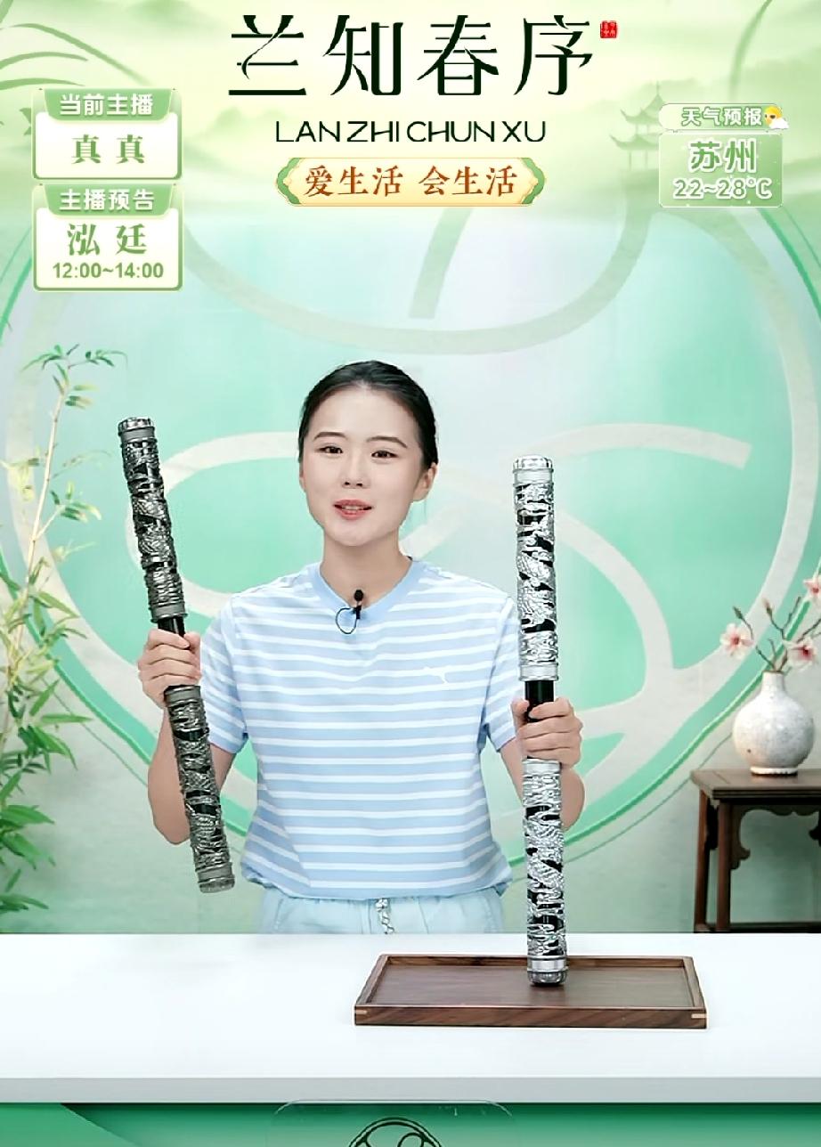 真真反应是真快！刚刚在直播间讲金箍棒时因为考虑之前买金色的人比较多，便拿起金色的