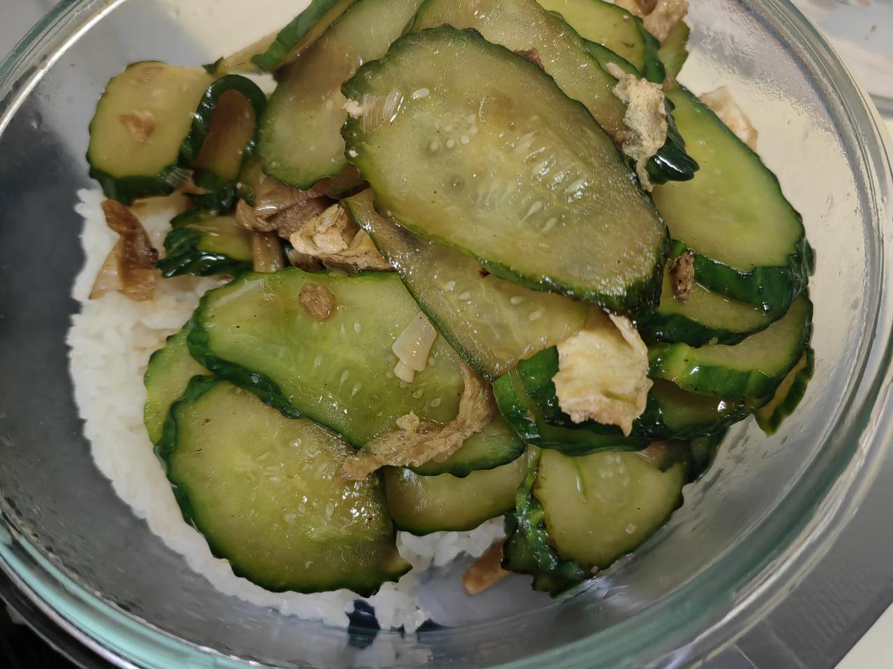 一个人的午餐。昨晚剩饭做黄瓜鸡蛋盖浇饭。