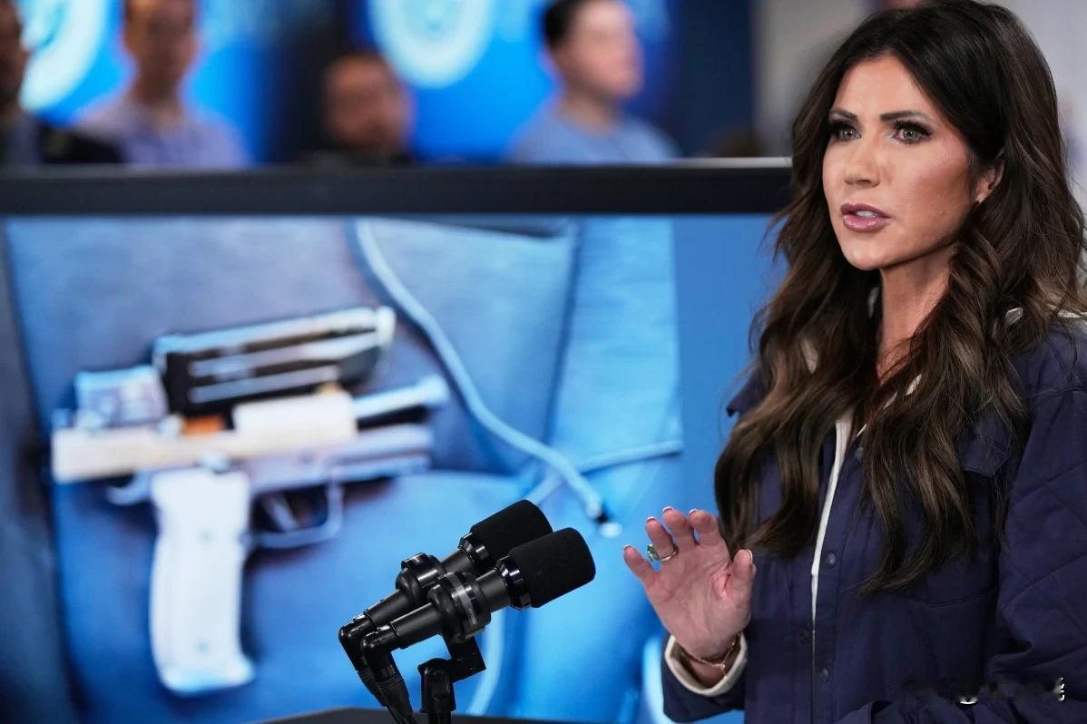 参议院民主党领袖舒默星期二说，国土安全部长诺姆是“骗子”、“恶毒”和“无能”，必