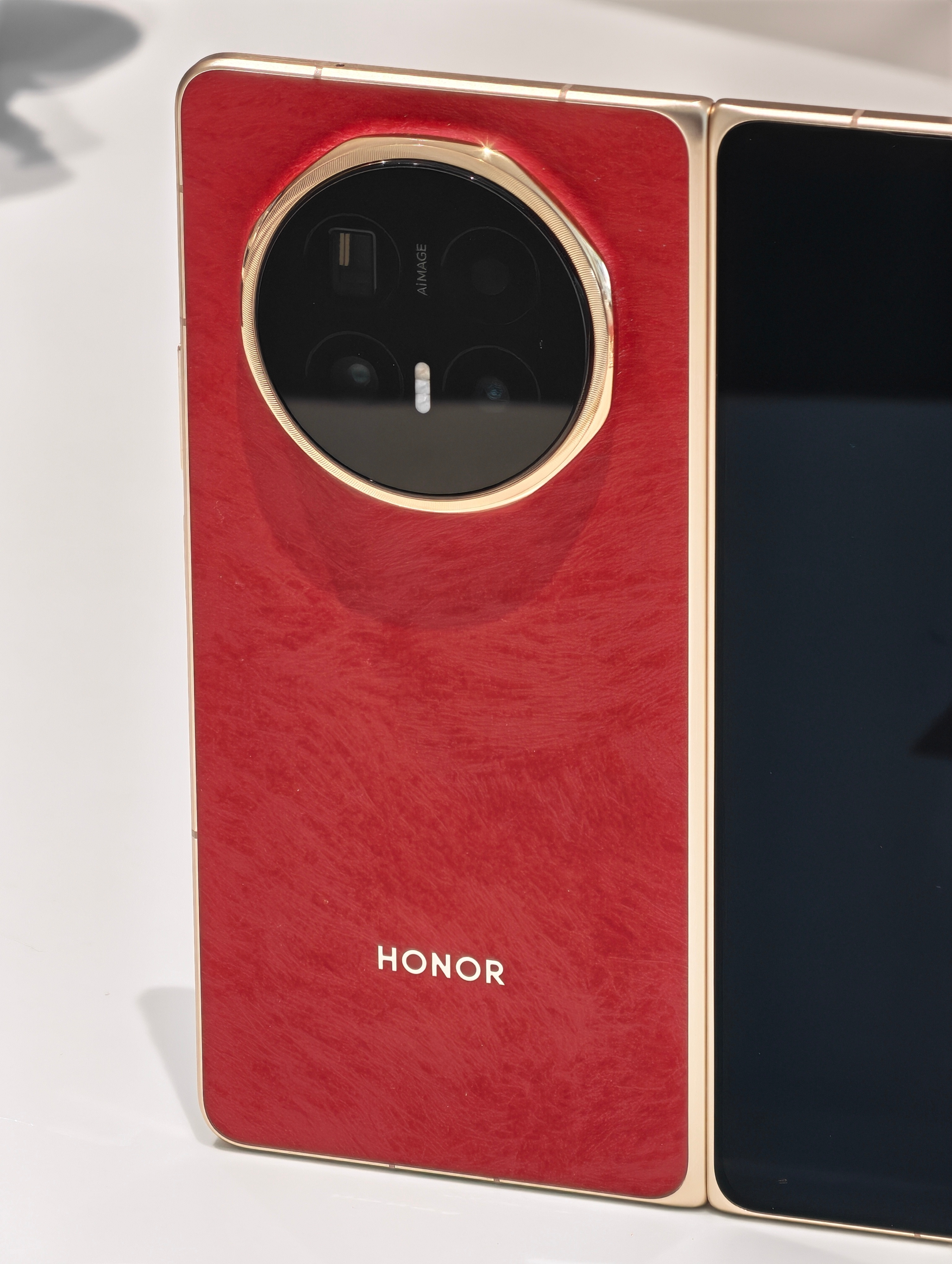 年前收到荣耀MagicV6用到现在小半个月的时间，趁着今天解禁外观来跟大家简单