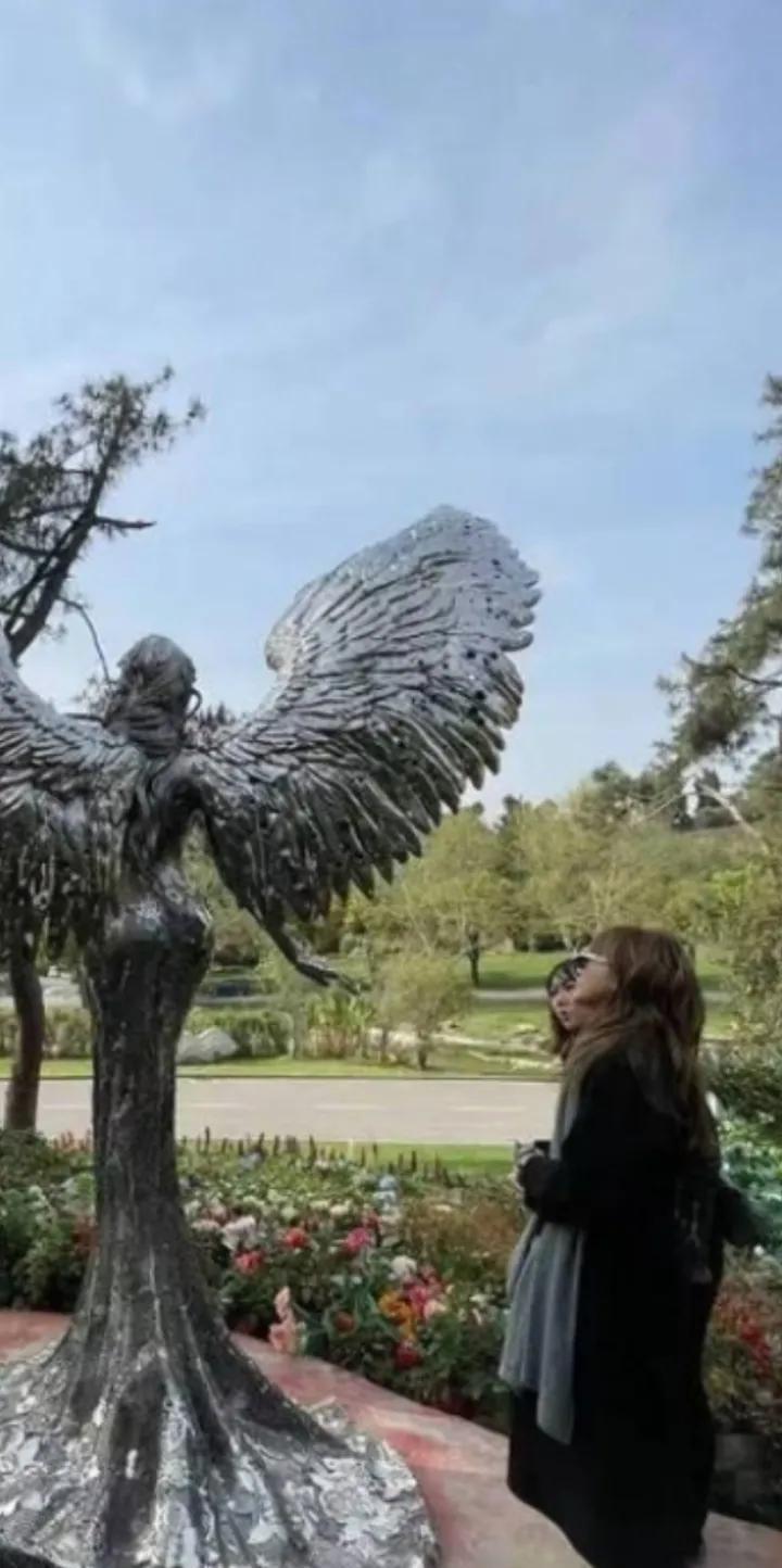 4月2日李玫的二姐李思林到李玫的墓地给她扫墓，带着紫色的花和纸钱，并且非常仔细的
