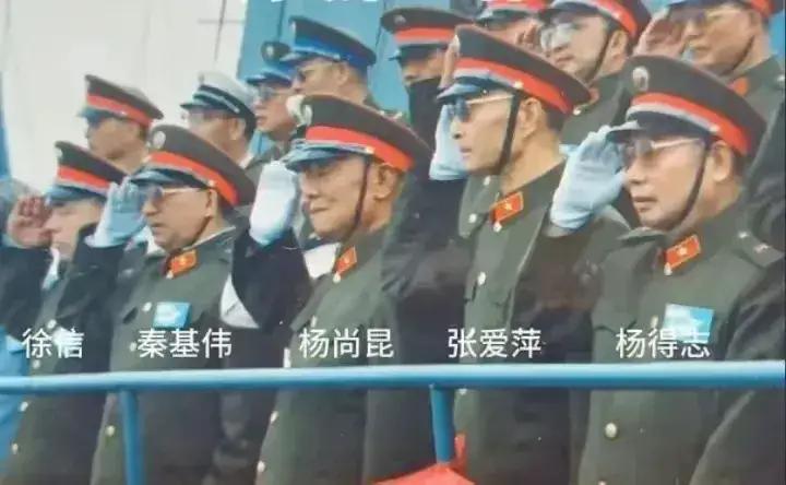 图为杨尚昆、张爱萍、杨得志、秦基伟等老领导一起视察海军部队时，向海军官兵举手敬礼