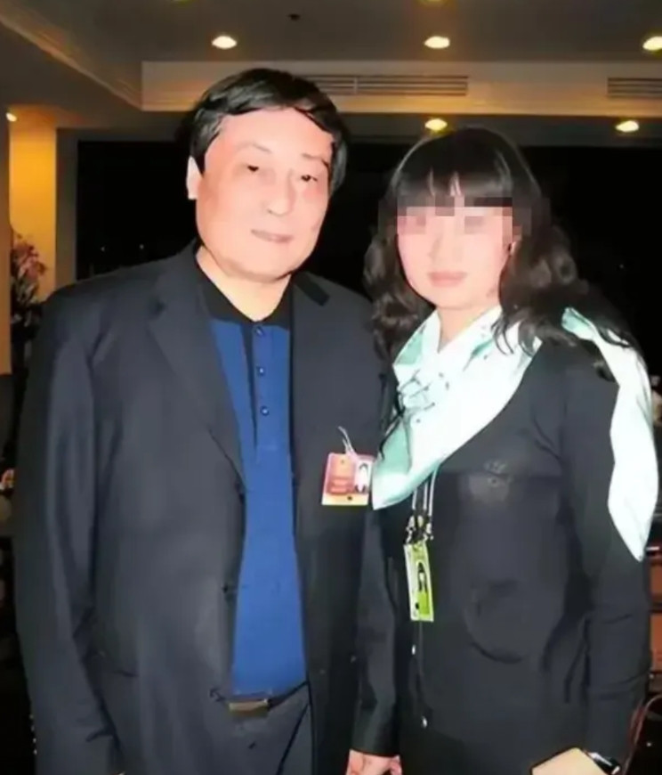 宗庆后风流吗？有钱有势的男人，那个漂亮女人不喜欢？有钱了，自然受到很多美女的吸引