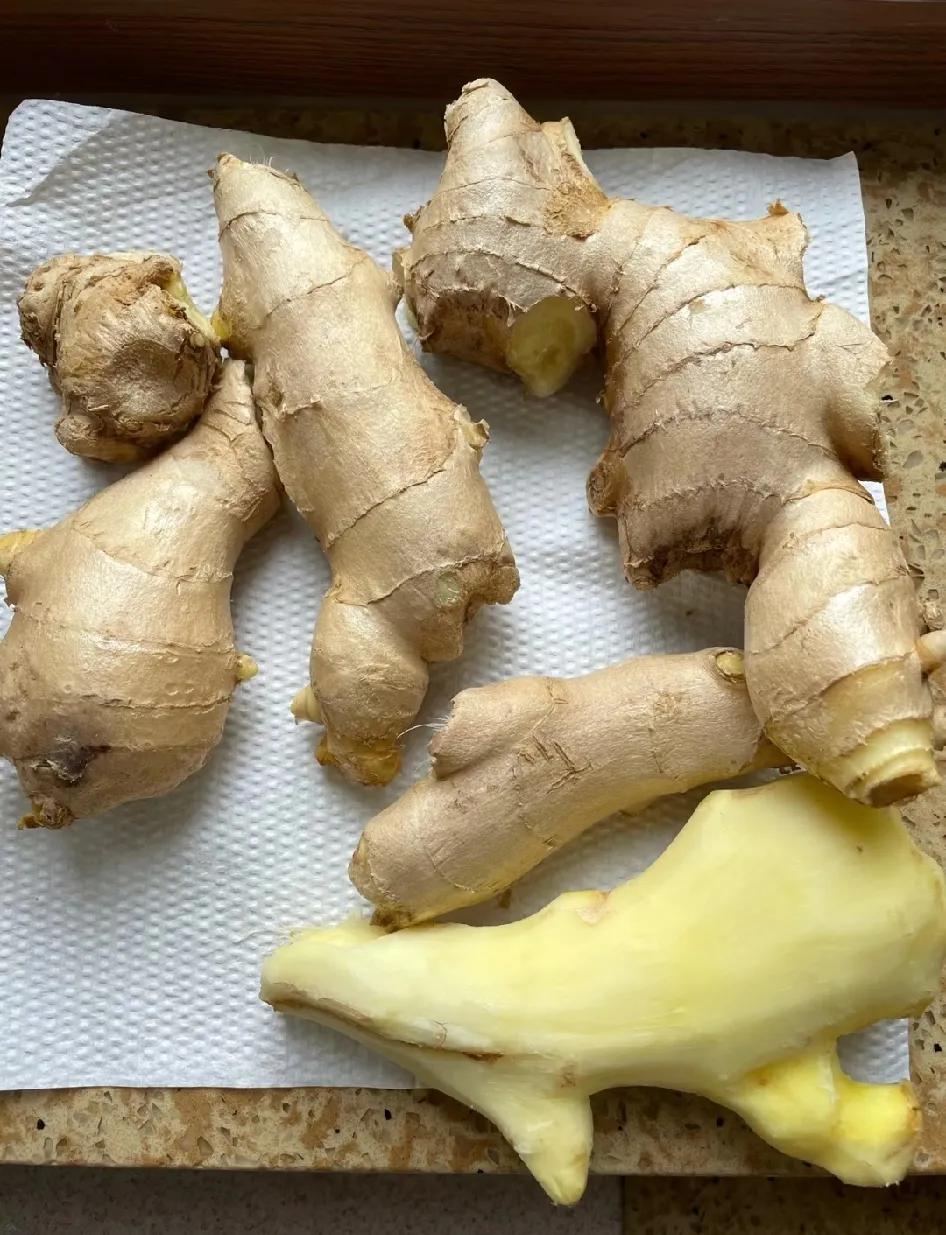 我婆婆是个老中医，这辈子就认一个理儿！家里吃饭顿顿离不开姜。炒菜要撒姜丝，煮面得