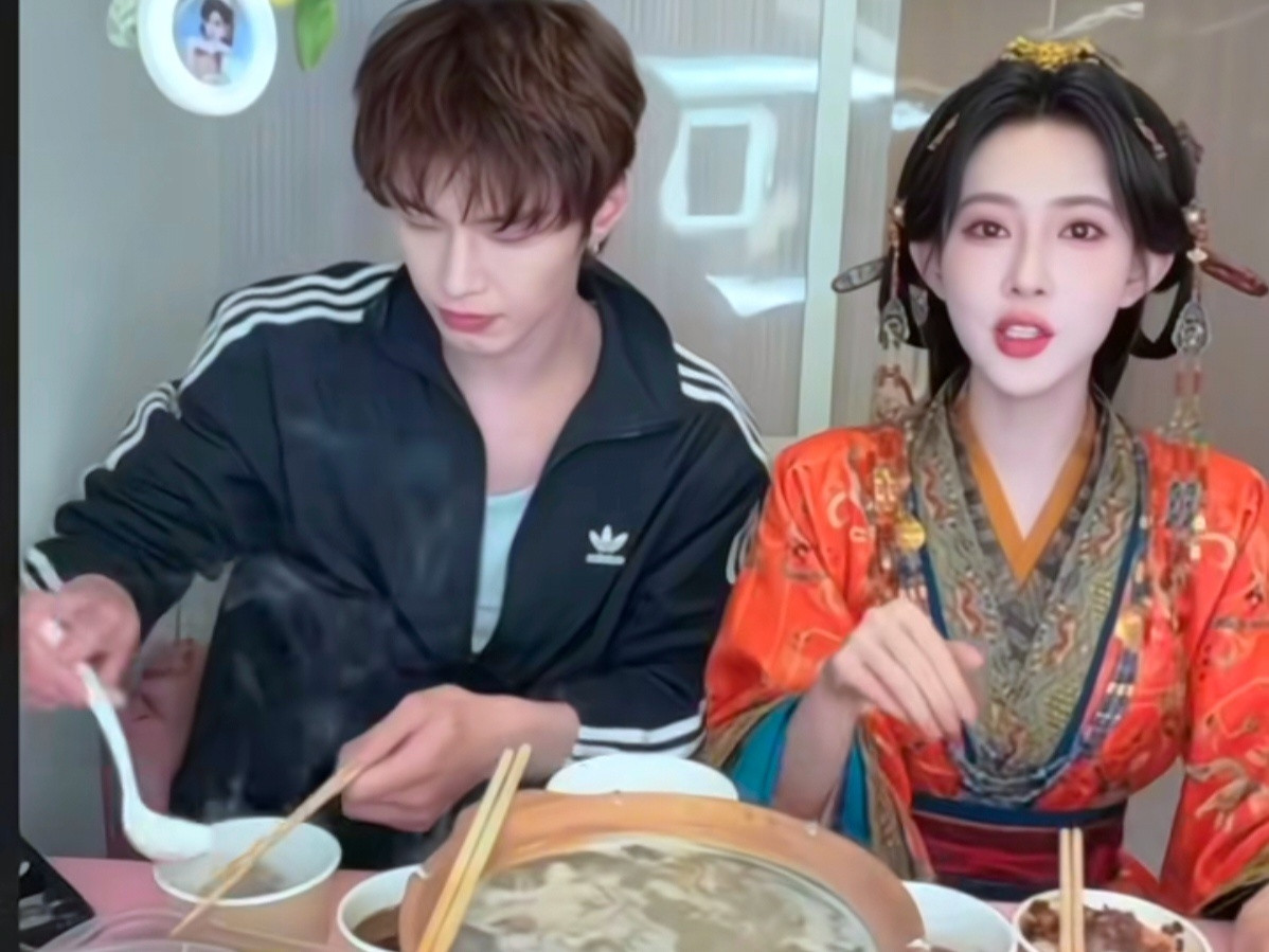 我觉得这波热搜挺有意思的，明明剧里官方CP是孟子义和何与，结果大家全在嗑孟子义和
