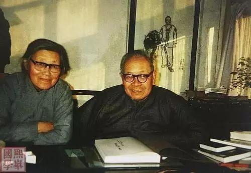 1945年，北平。新房里，新娘袁荃猷对着一堆葱皮发愁——她想帮忙做饭，却把大葱一