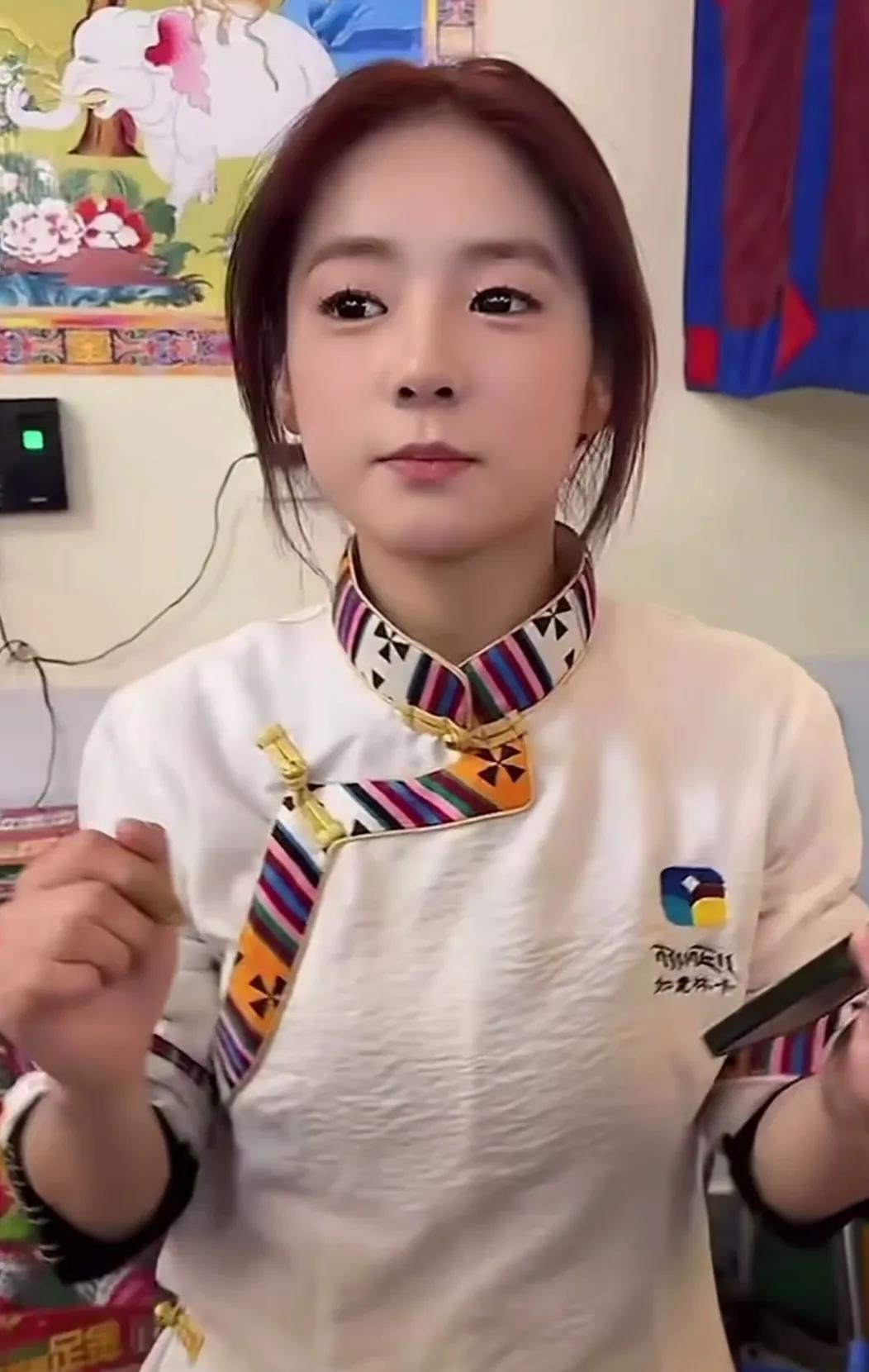这应该就是骨相美吧，听说她只有十九岁，有点成熟，看起来好像有二十来岁的样子。十