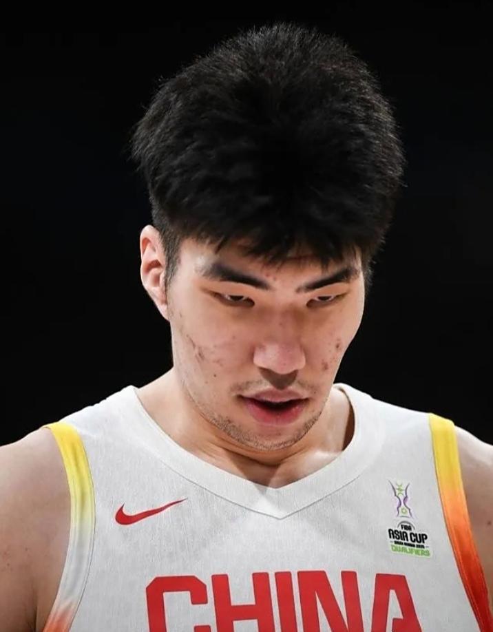 22岁余嘉豪，真就比杨瀚森差？凭什么他进不了NBA？！杨翰森20岁就进入NBA