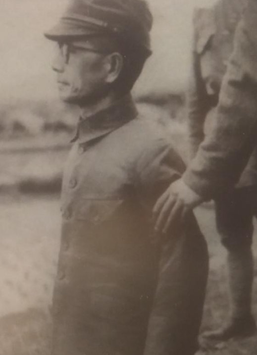 1947年，恶贯满盈的日本战犯田中久一被中国士兵狠狠按在地上，只见负责枪决的战士