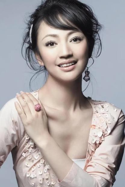 2010年，罗海琼和华谊副总裁费麒结婚。婚礼上费麒突然抢过司仪的话筒，大家以为他